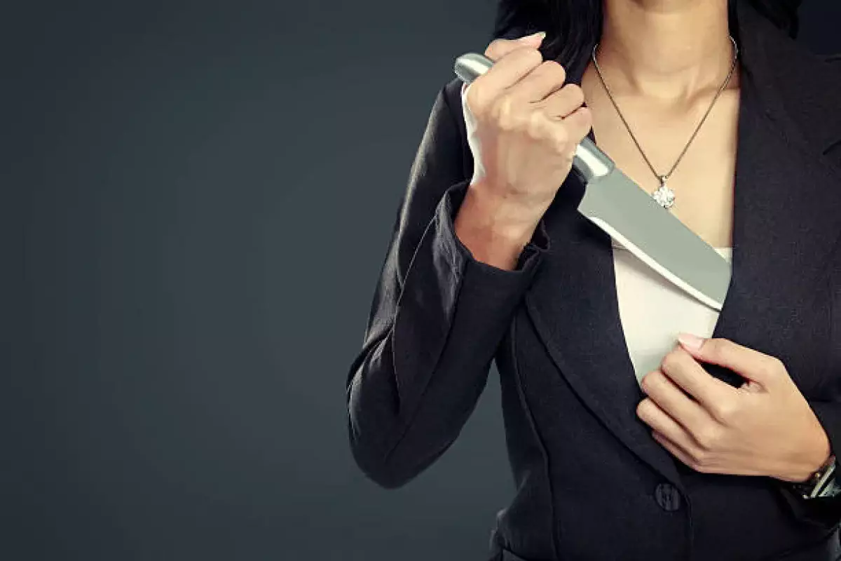 Екібастұзда әйел ер адамды пышақтап өлтіріп, тағы бір әйелдің өміріне қол салды