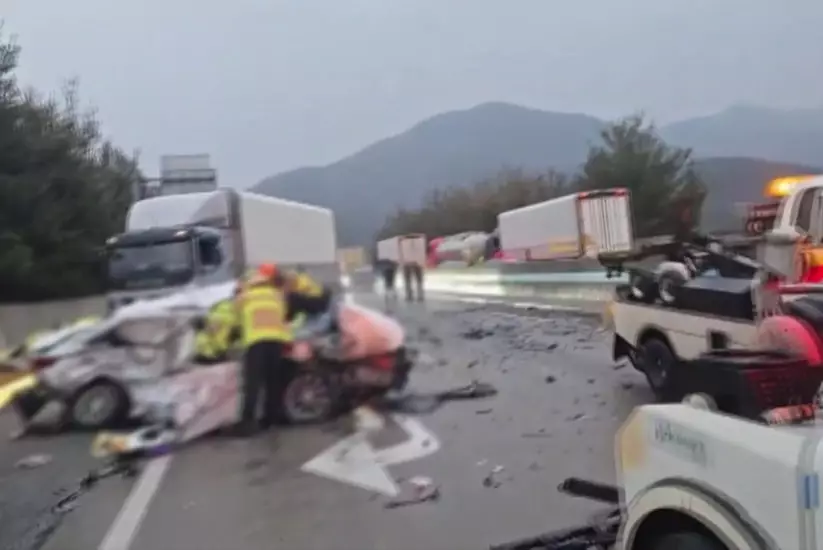 Около 30 автомобилей столкнулись в Южной Корее: есть погибшие