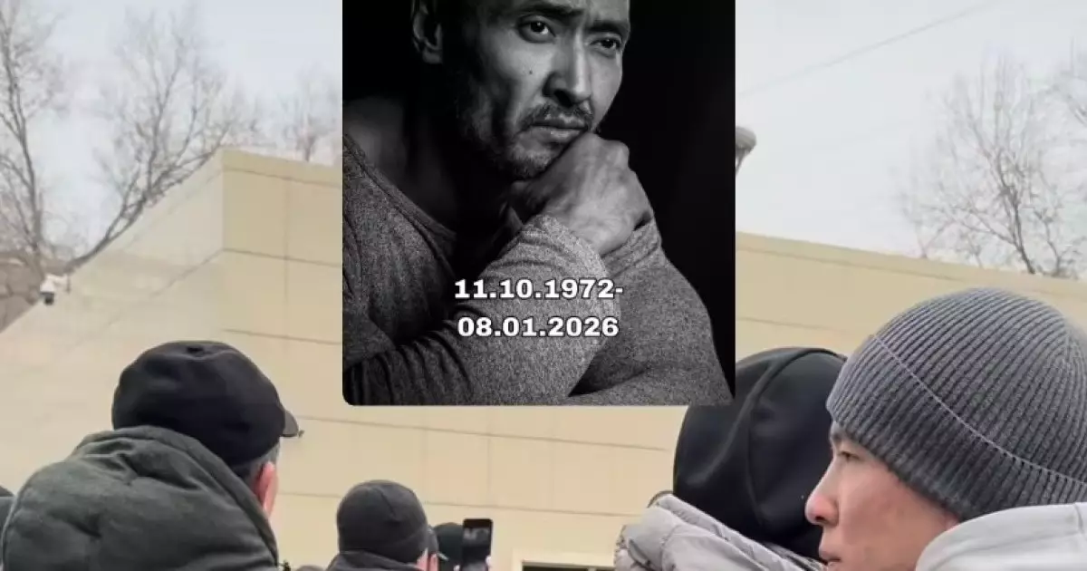  Марқұм Мұрат Бисенбиннің жаназасында телефонмен видео түсірген актерлер сынға қалды (ВИДЕО) 