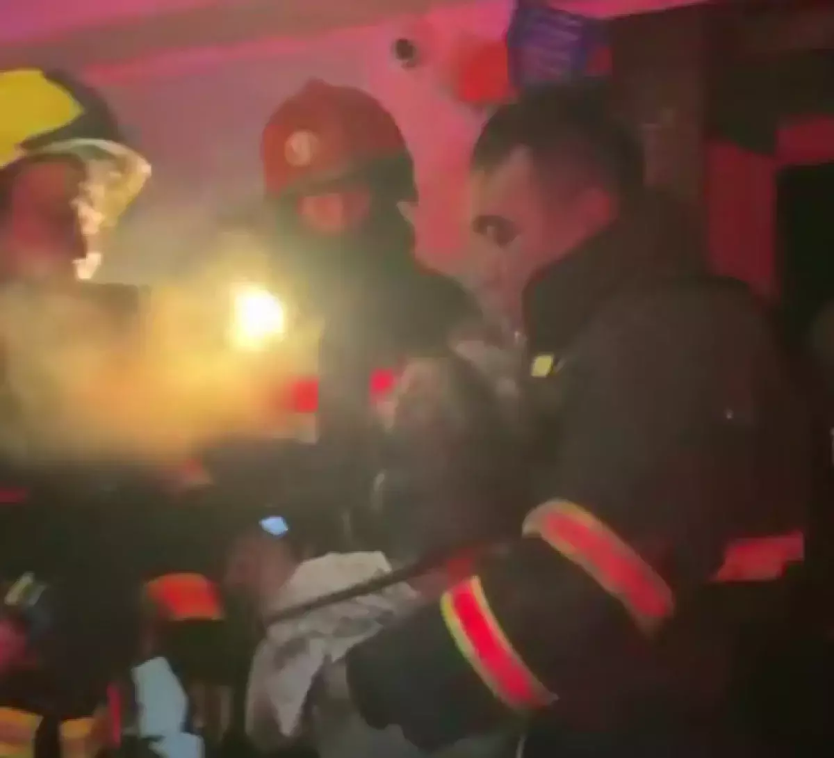 Открытое пламя на третьем этаже: две женщины спасены при пожаре в жилом доме в Алматы