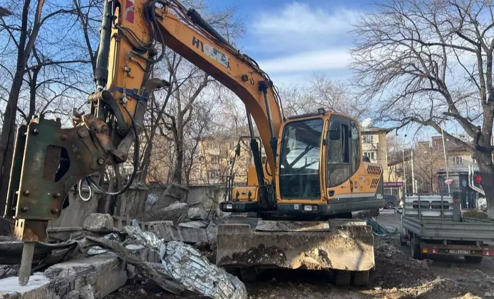 Недостроенное здание снесли в центре Алматы
