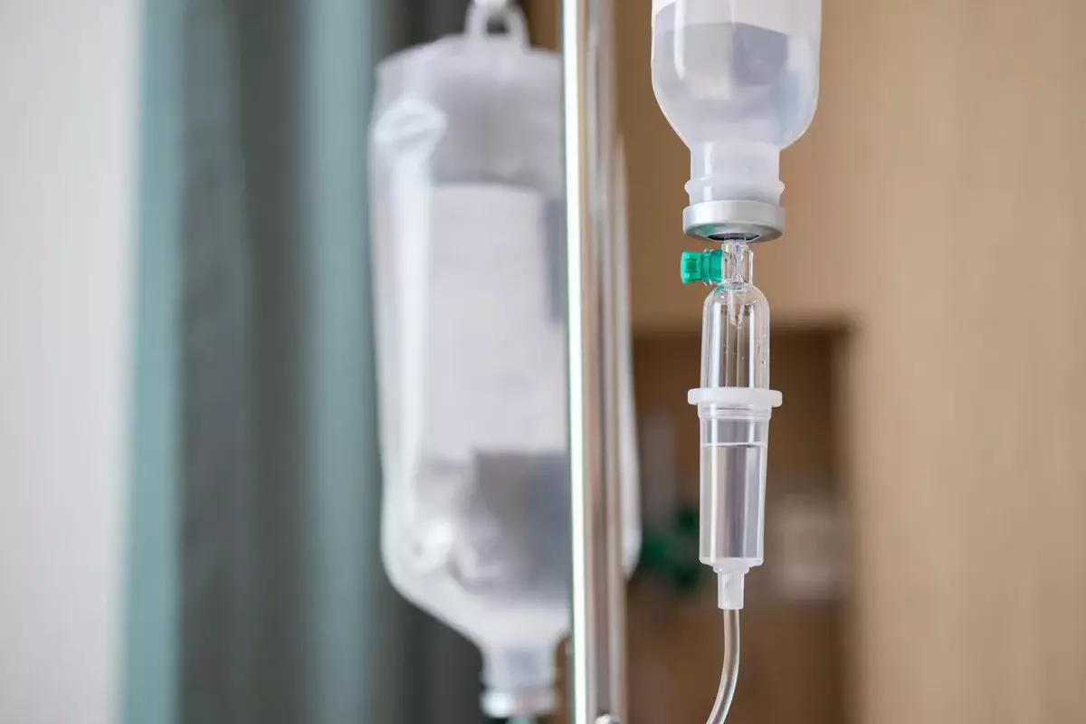 Тяжелые травмы после падения с третьего этажа получила жительница Караганды