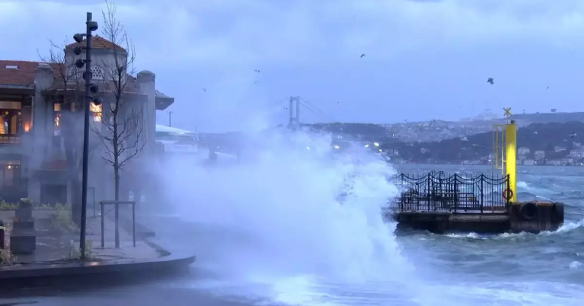   Стамбул мен Түркияның батыс өңірлерінде жойқын дауыл болды (Видео)   