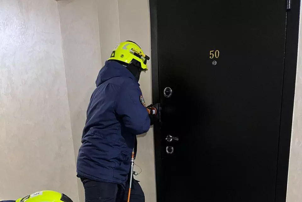 Спасатели вскрыли квартиру и освободили запертого ребенка в Кокшетау