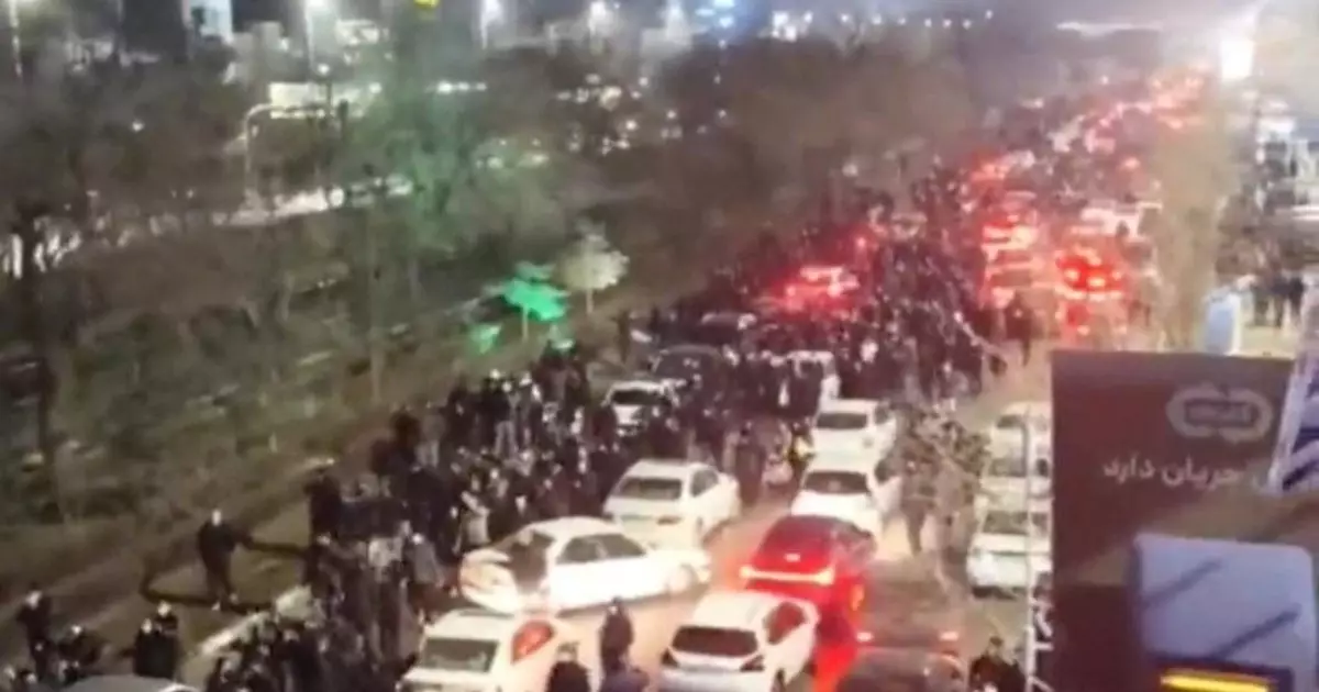  Тегеран түнде дүр сілкінді: байланыс бұғатталып, көшеге он мыңдаған адам шықты 