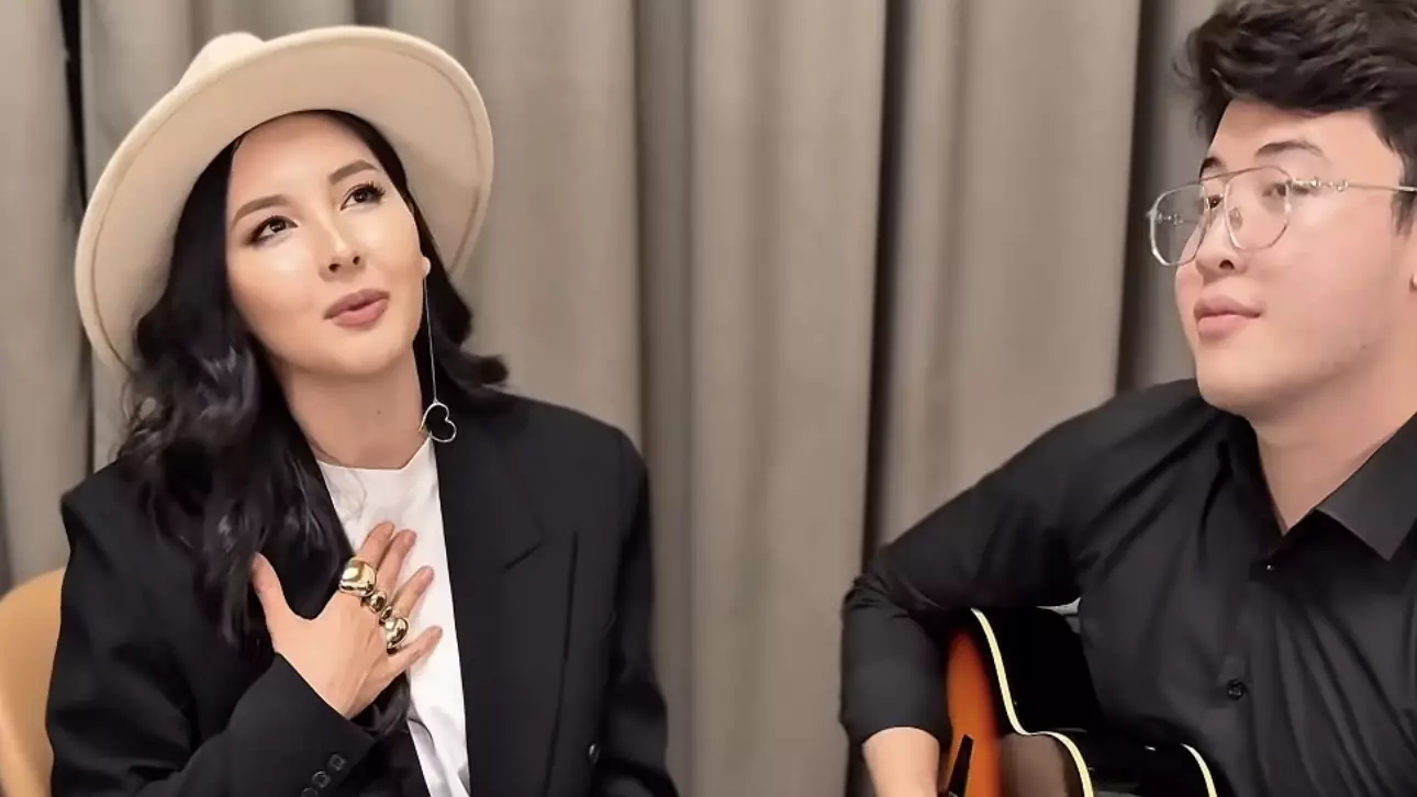 ШОК! Айдана Меденова орамалын шешті (ВИДЕО)