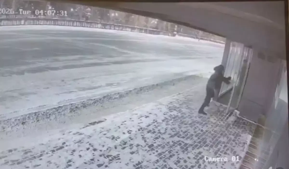 Астанада ер адам жылы аялдаманың әйнегін сындырды