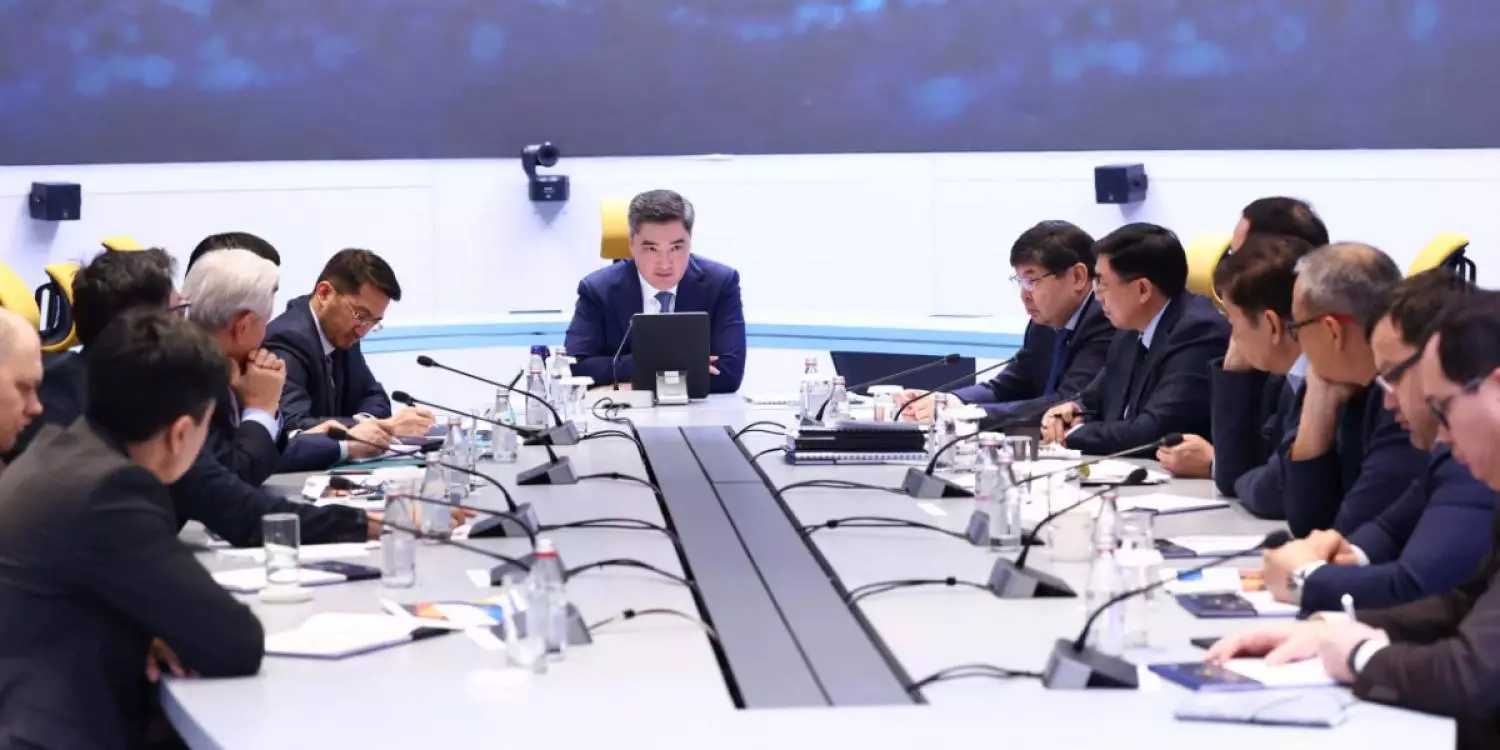 Олжас Бектенов сарапшылармен экономиканы дамыту мәселелерін талқылады