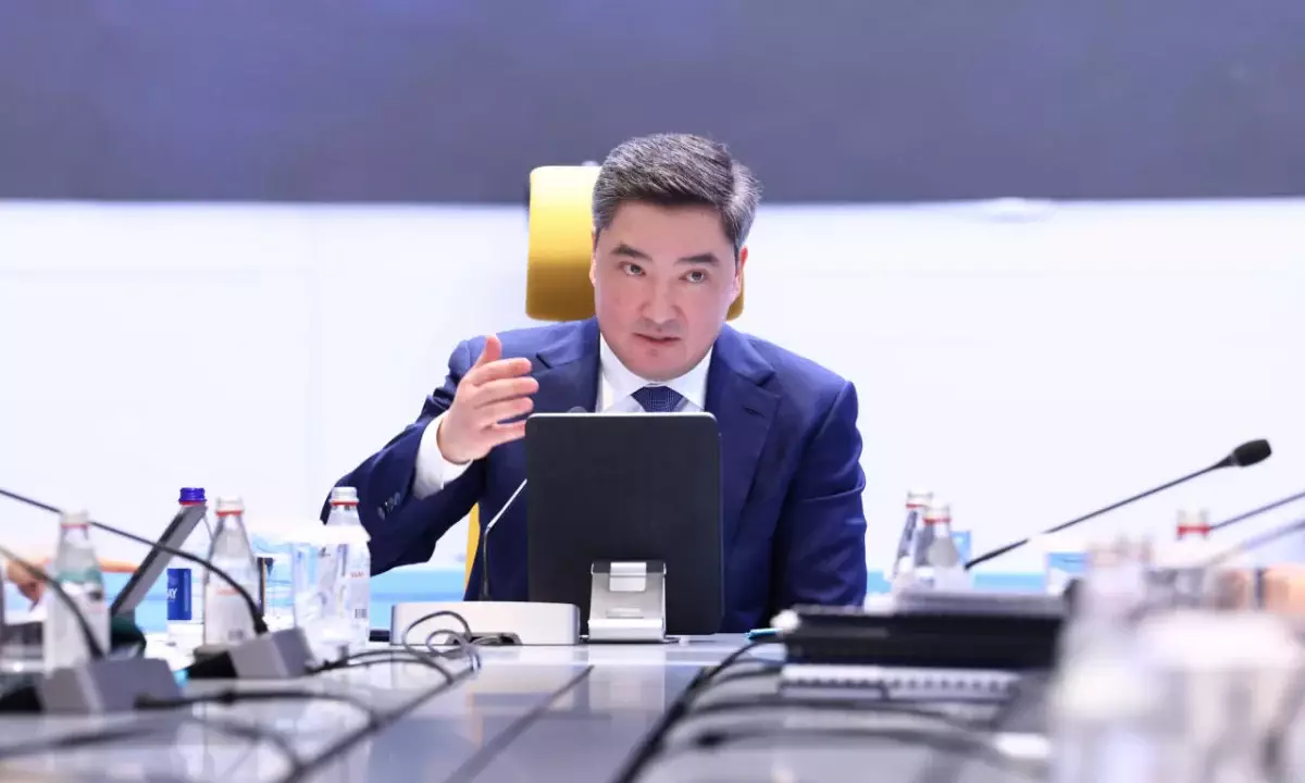 Олжас Бектенов обсудил с экспертами вопросы развития экономики