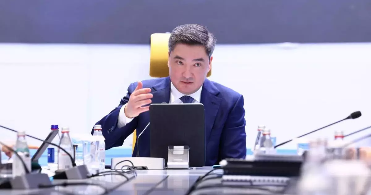  Олжас Бектенов обсудил с экспертами развитие экономики Казахстана 