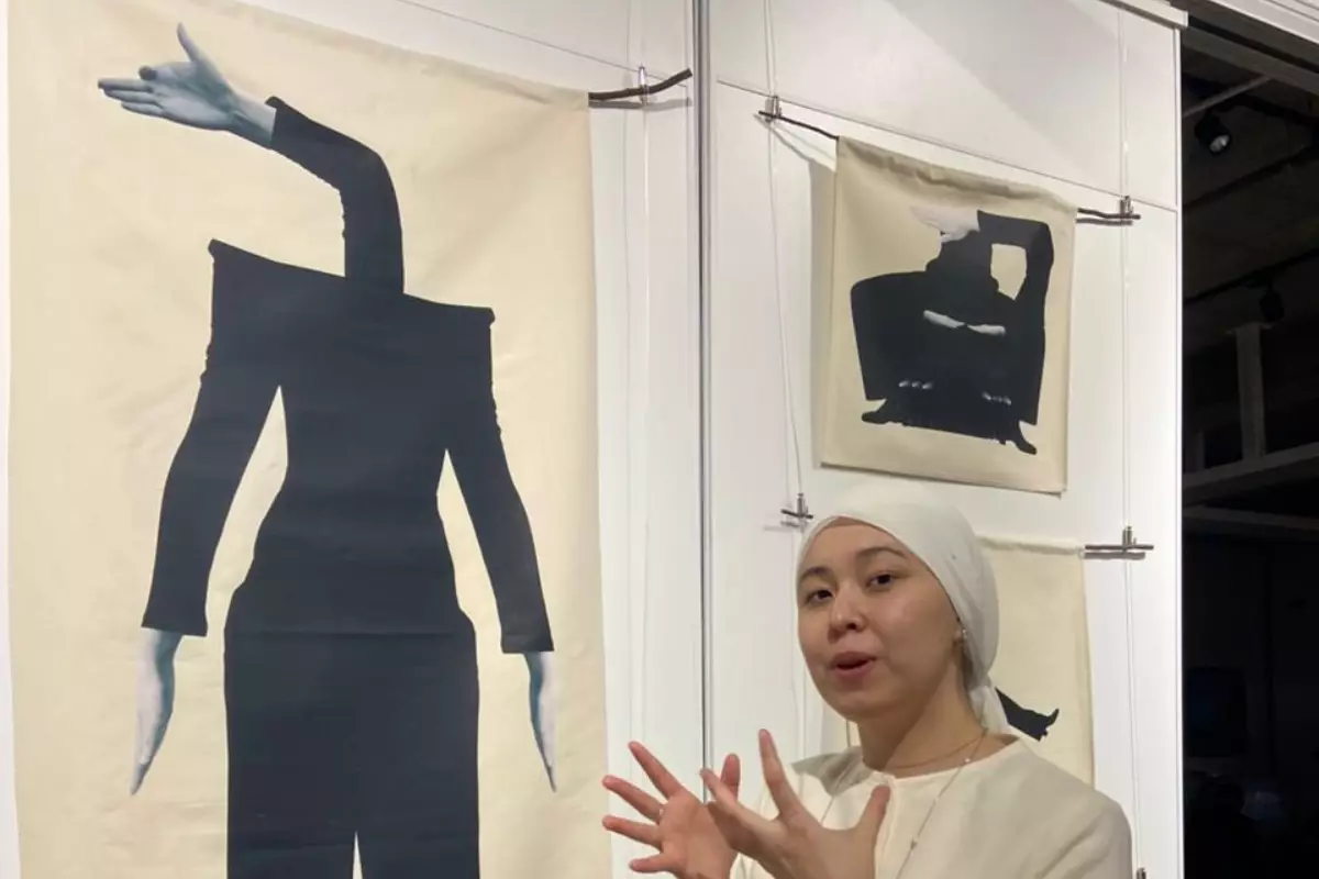 В Атырау проходит провокационная выставка о насилии и цене женской покорности