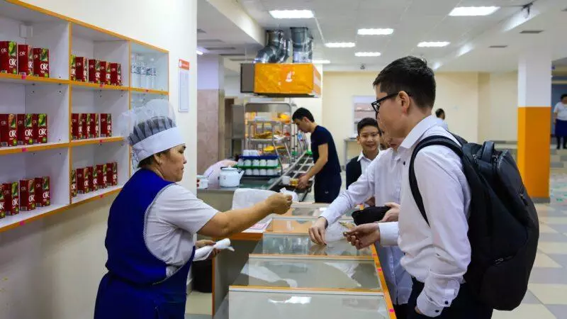 Олжас Бектенов рассказал о школьном питании в Казахстане.