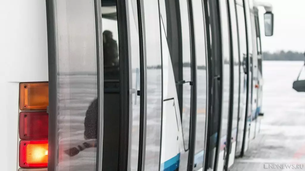 Рейсовый автобус из Казахстана в Екатеринбург с 40 пассажирами встал под Челябинском.