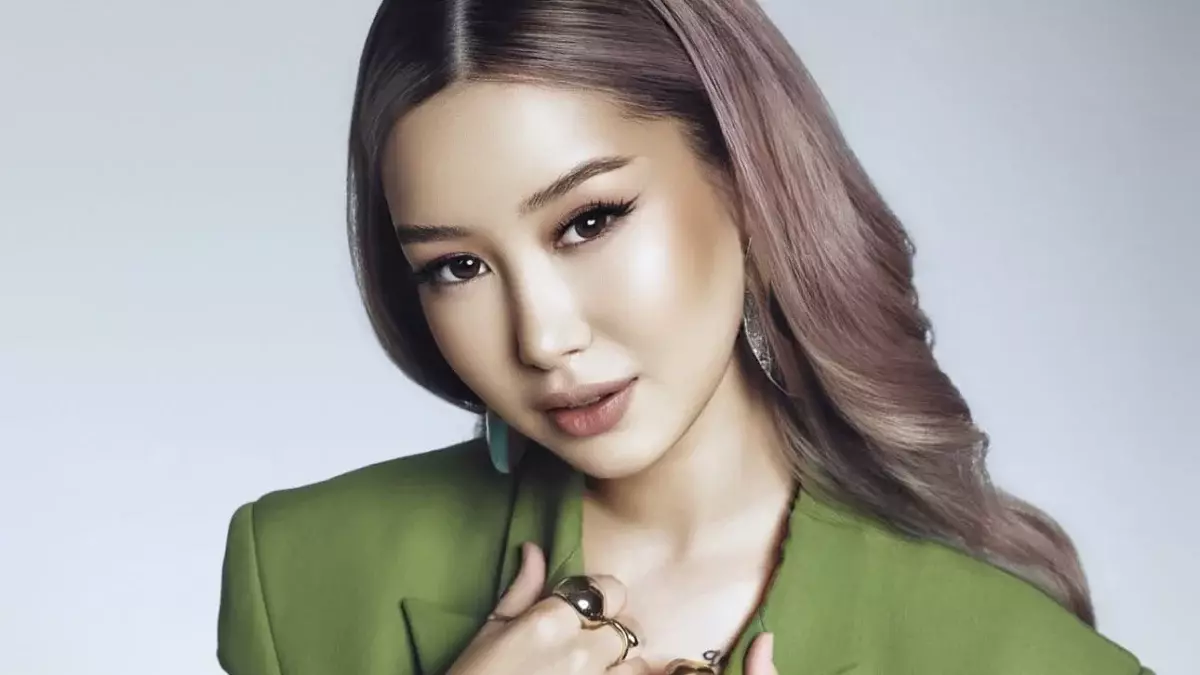 Қазақстандық танымал әнші елді күтпеген даусымен таңғалдырды (ВИДЕО)