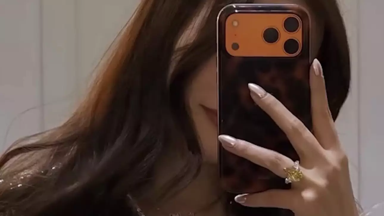 «Менде де осындай болса…»: Ерке Есмаханның 10 караттық сақинасы жұртты шулатты (ВИДЕО)