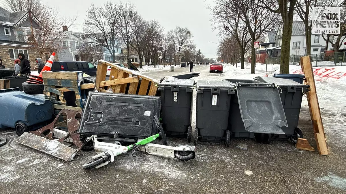 Полиция Миннеаполиса отсутствовала, когда зачинщики взяли под контроль улицу после стрельбы в ICE.