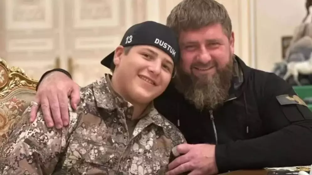 «Сені барып алып кете саламыз». Қадыровтың 18 жастағы ұлы Зеленскийге қоқан-лоқы жасап, Николас Мадуроның кебін киесің деп айтты
