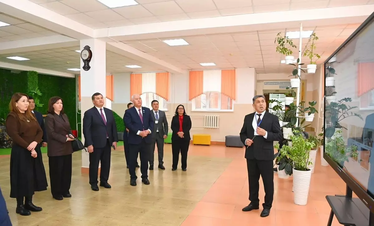 Оқу-ағарту министрі Байқоңыр қаласындағы мектеп-лицейдің материалдық базасымен танысты