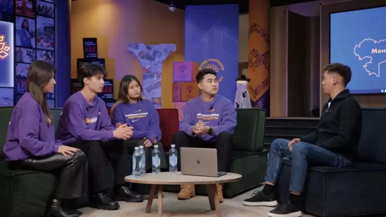 «Жаңа адамдар» жастар қозғалысының белсенді мүшелері Ержан Райхановтың сұхбат құрып, маңызды мәселелерді талқылады