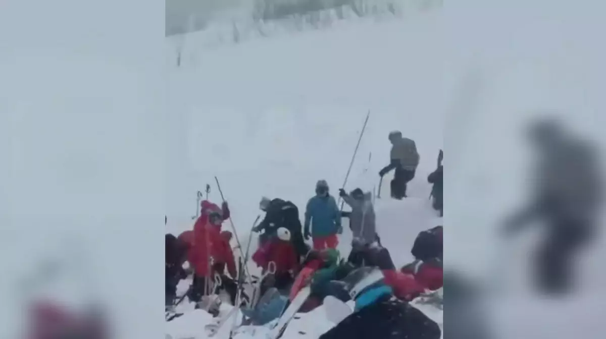 Десятки людей оказались под снегом после схода лавины в Грузии