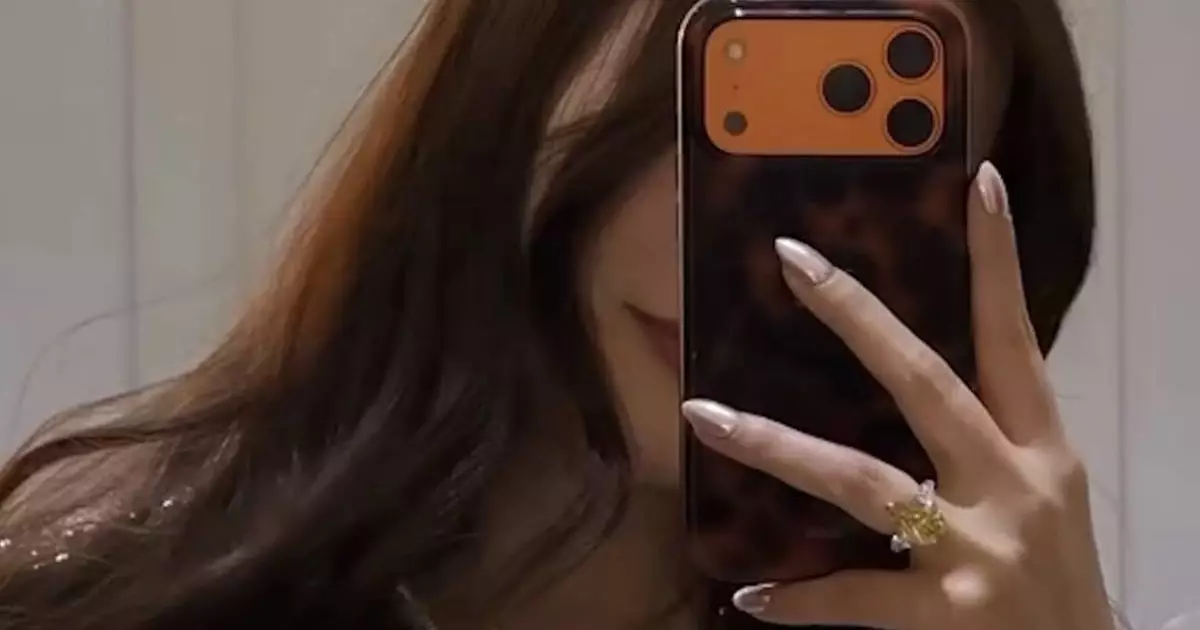  Әнші Ерке Есмахан 10 караттық сақинасын көрсетті (ВИДЕО) 