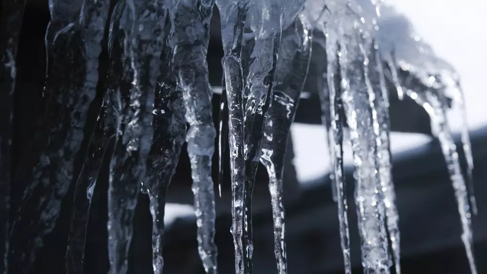 Жители Атырау опасаются приближаться к домам из-за падающих сосулек