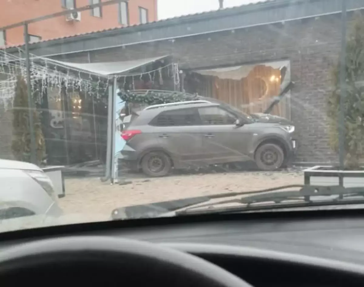 70-летний водитель протаранил ресторан в Атырау