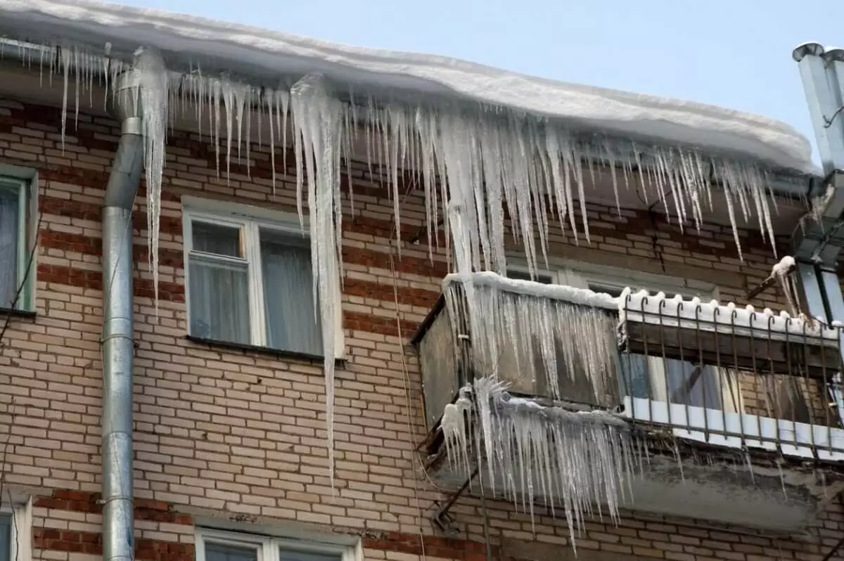 Из-за сосулек люди боятся выходить из дома в Атырау