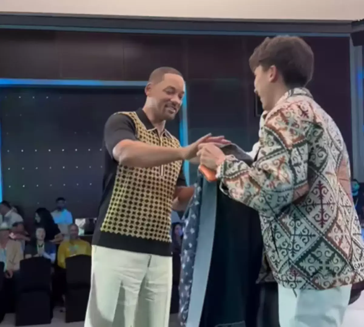 Уиллу Смиту вручили казахский чапан