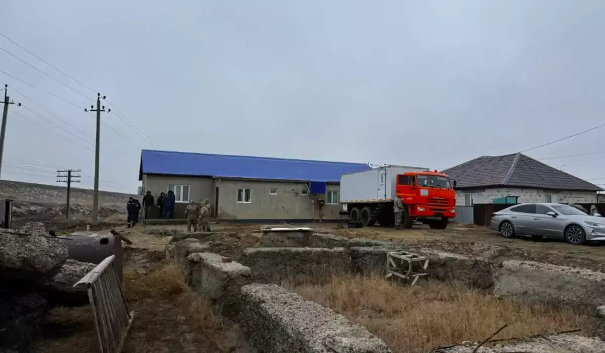 Полиция проверяет дом подозреваемого в убийстве семьи из Атырау