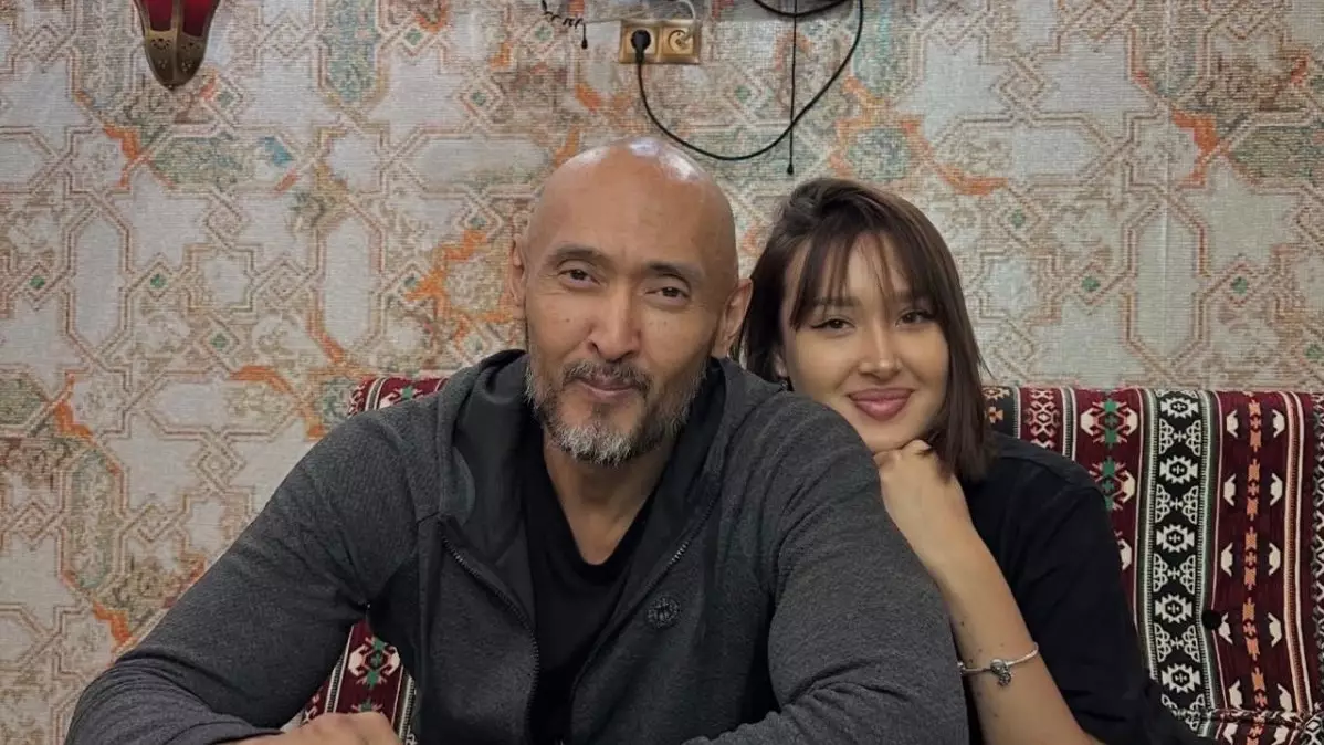 Әкесінен айырылған Мұрат Бисембиннің қызы елді жылатқан мәлімдеме жасады 