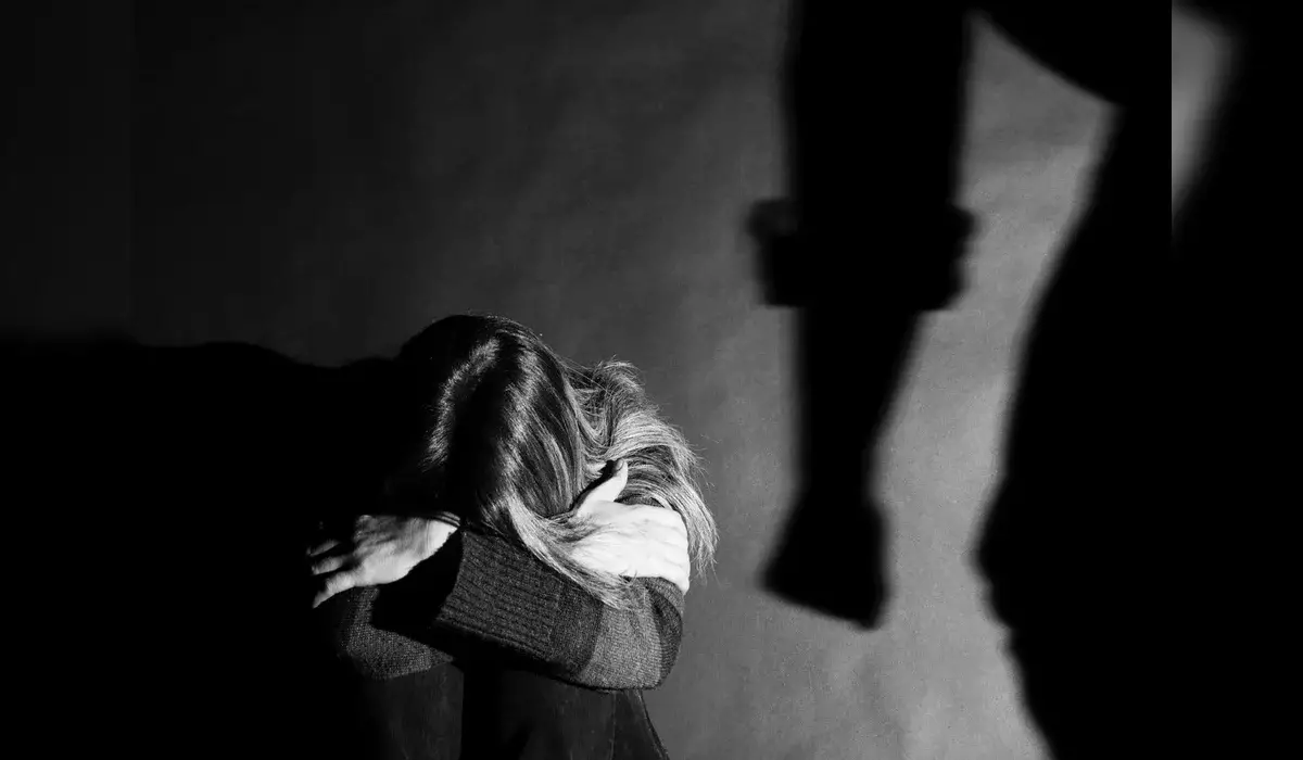 Таскал за волосы, избил палкой: мужчина жестоко избил сожительницу в Актобе