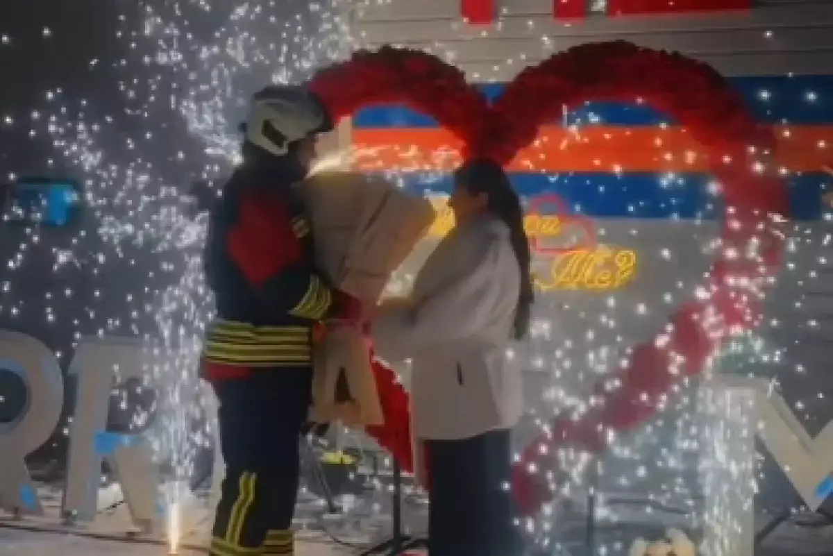 Под звуки сирены: пожарный сделал необычное предложение руки и сердца