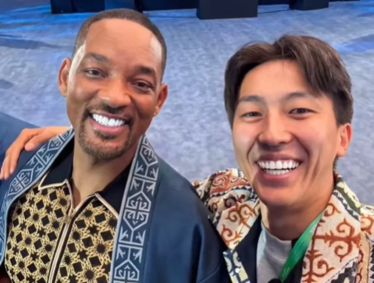 Казахский национальный чапан подарили Уиллу Смиту (видео)