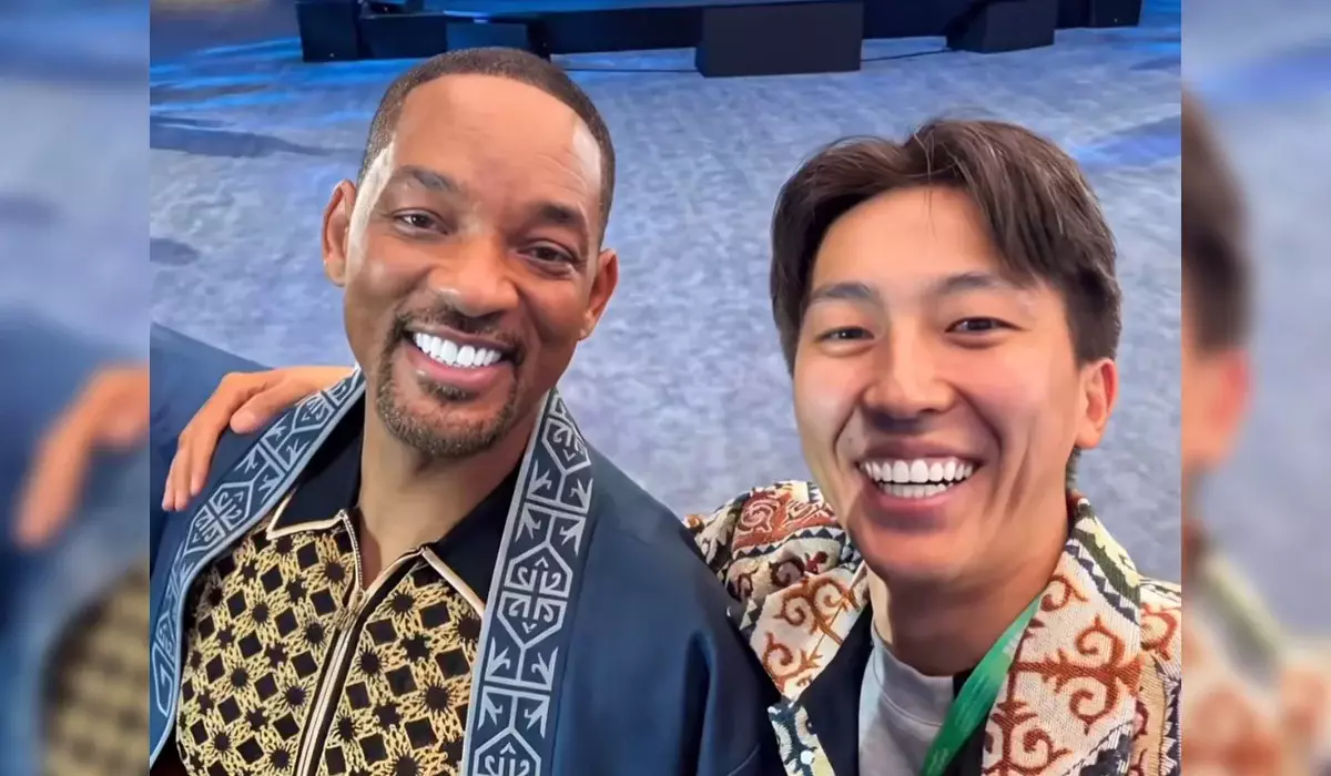 Казахстанский блогер надел чапан на Уилла Смита в Дубае (ВИДЕО)