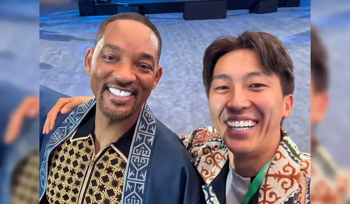 Казахстанский видеограф надел казахский чапан на Уилл Смит в Дубае