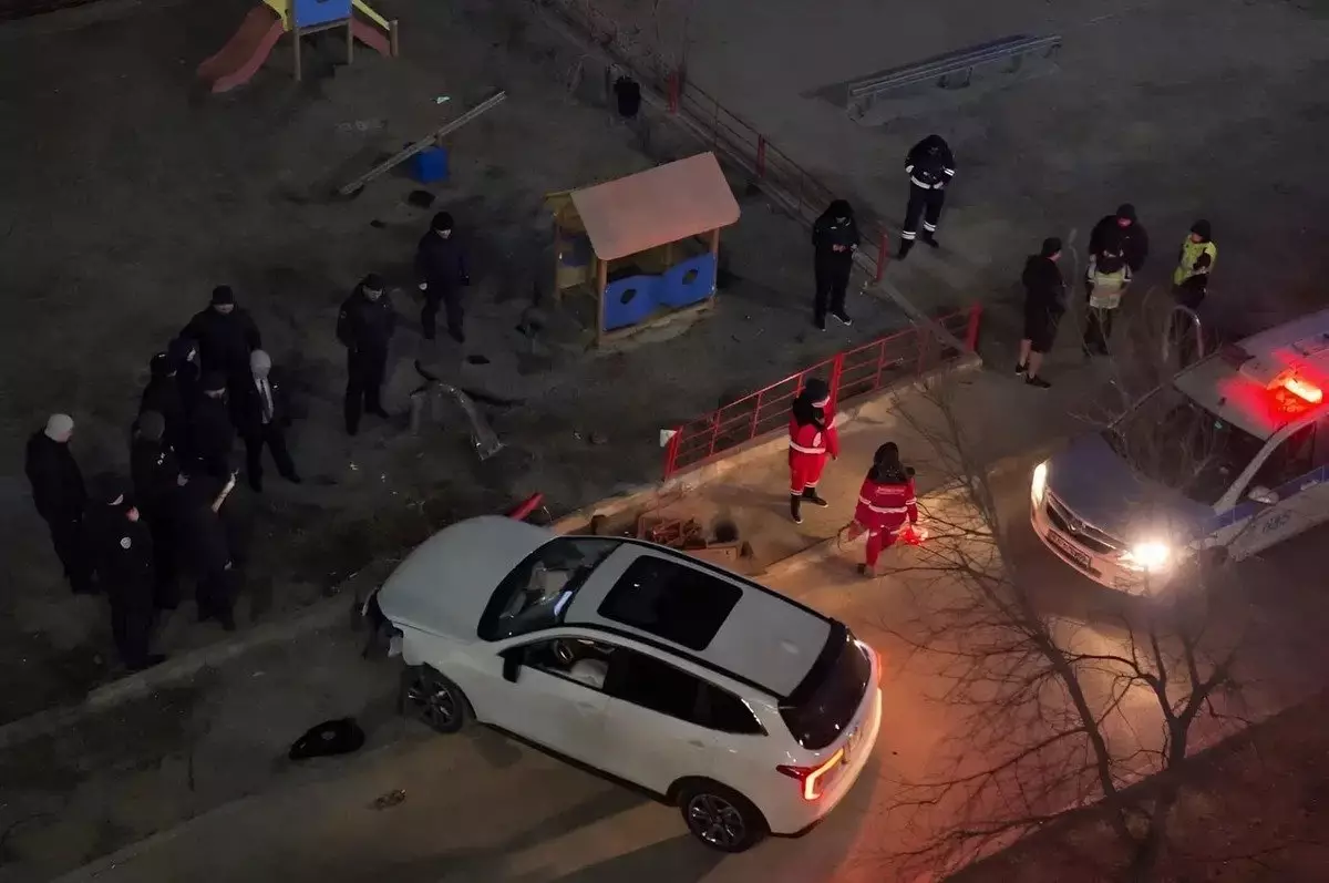 В Актау пьяный бесправник на Haval протаранил три машины и детскую площадку