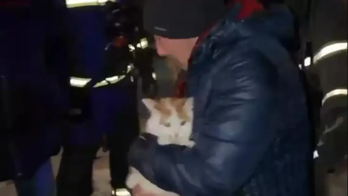 Қарағандыда көпқабатты үйде болған өрттен 25 адам құтқарылды