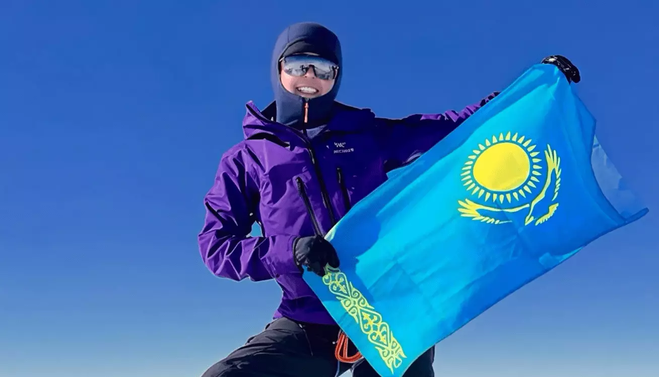 Анар Бурашева покорила все семь высочайших вершин континентов