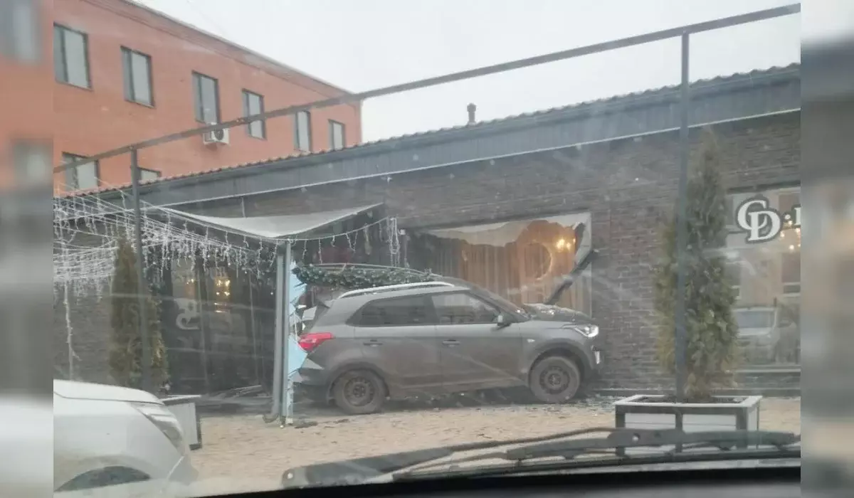 Пьяный пенсионер врезался в здание ресторана в Атырау