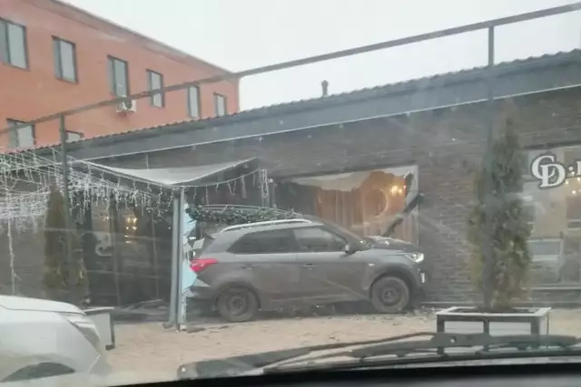 Атырауда 70 жастағы зейнеткер көлігімен мейрамханаға соғылды