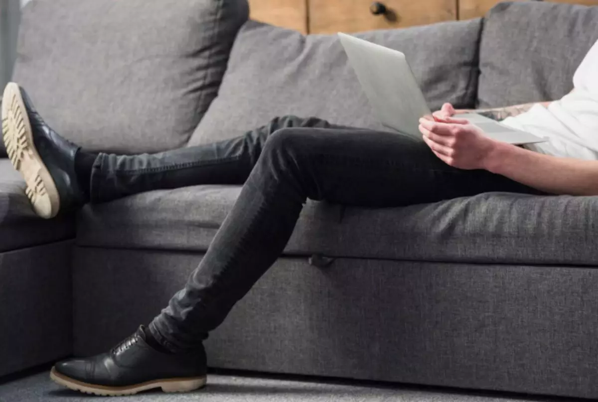 Жаман әдет пе, ағзаның сигналы ма: Дәрігер неге адамдардың үнемі аяғын қозғалтып отыратынын түсіндірді