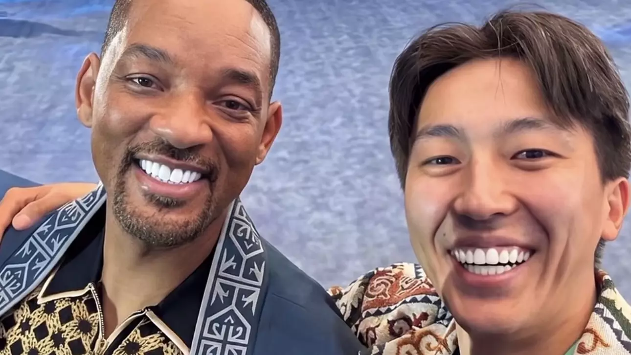 Қазақстандық блогер Уилл Смитке қазақтың ұлттық шапанын жапты (ВИДЕО)