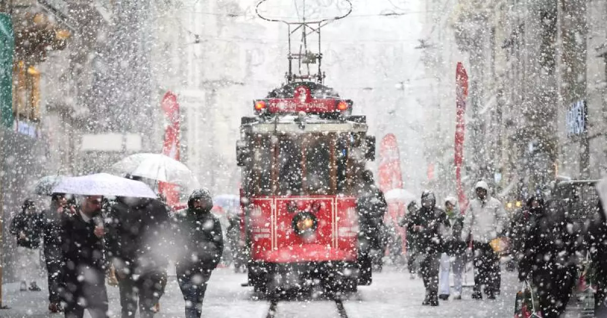   Ыстамбұлда қалың қар жауып, екпінді жел күтілуде   