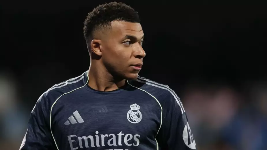 Мбаппе начнёт матч с "Барселоной" на скамейке - источник