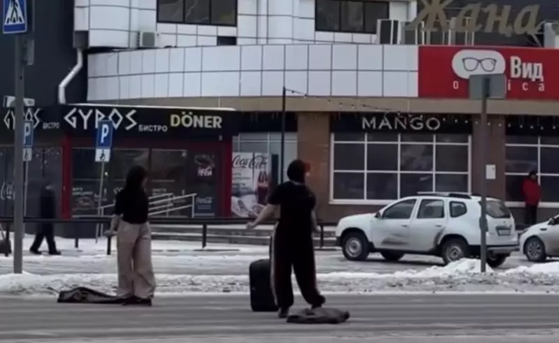 Две девушки устроили танцы на оживлённой дороге в Уральске: их наказали