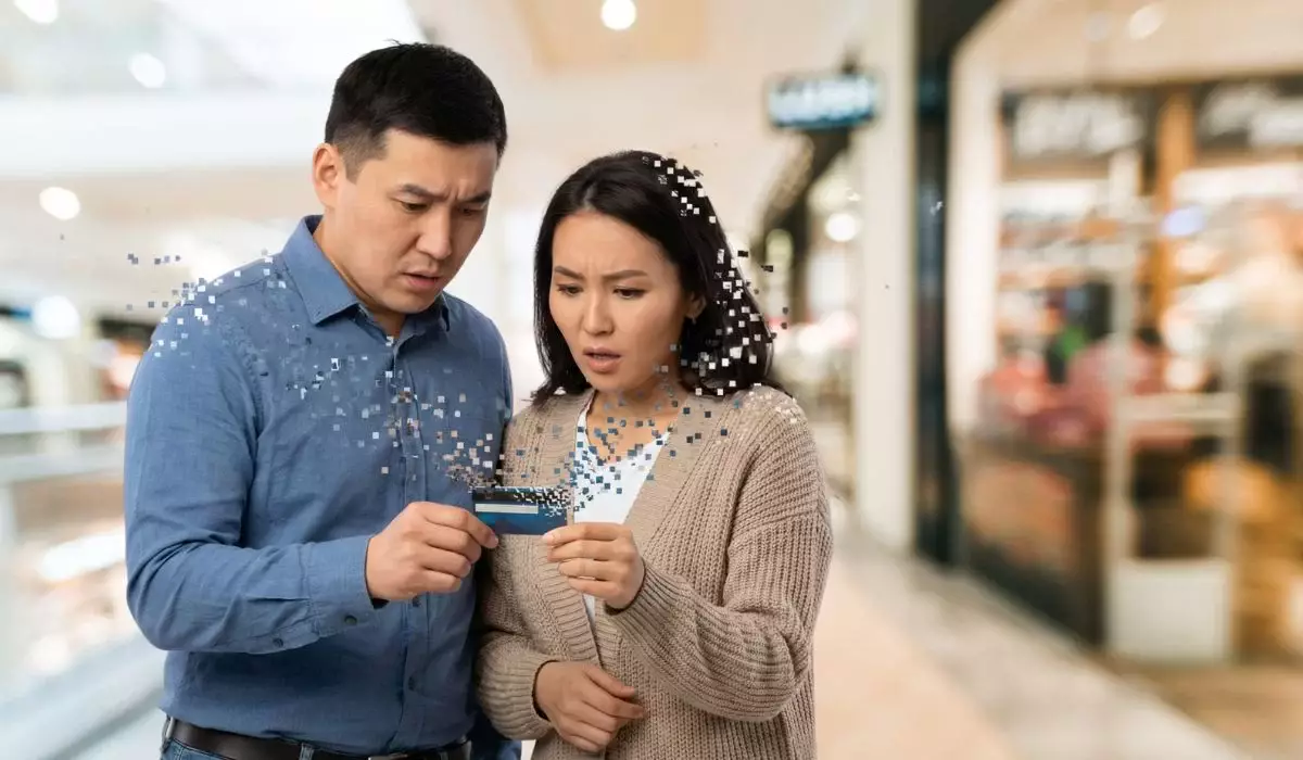 Казахстанцам объяснили, почему дебетовая карта может уйти в минус