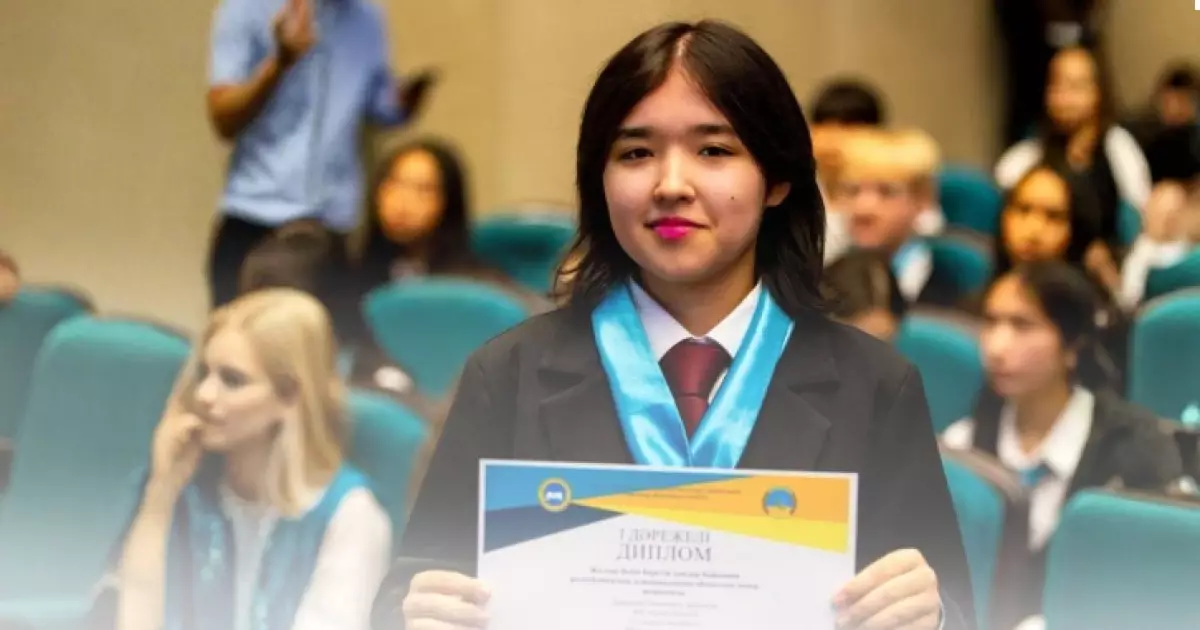   Он тілде еркін сөйлейтін жас полиглот Қазақстанда тұрады   