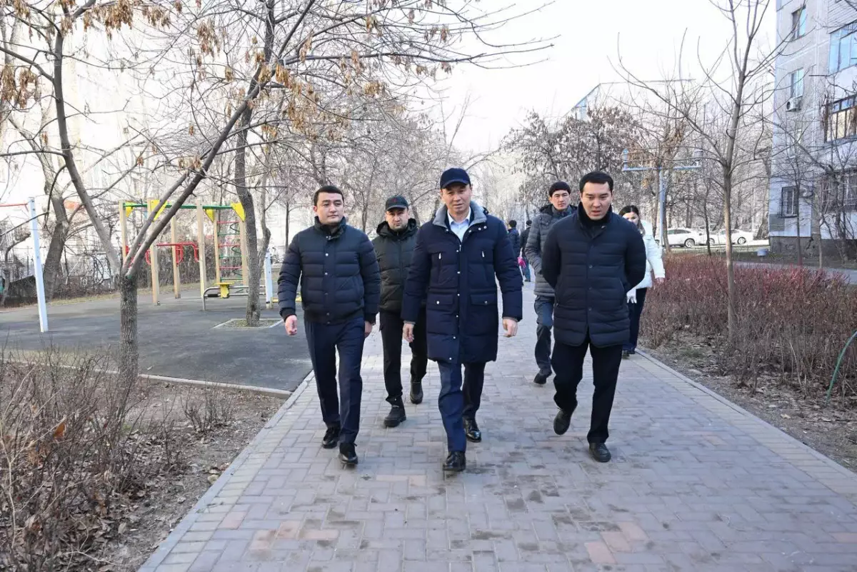 Алматы әкімі Есен Дүйсенов көшесінің бір бөлігін көріктендіру жобасымен танысты