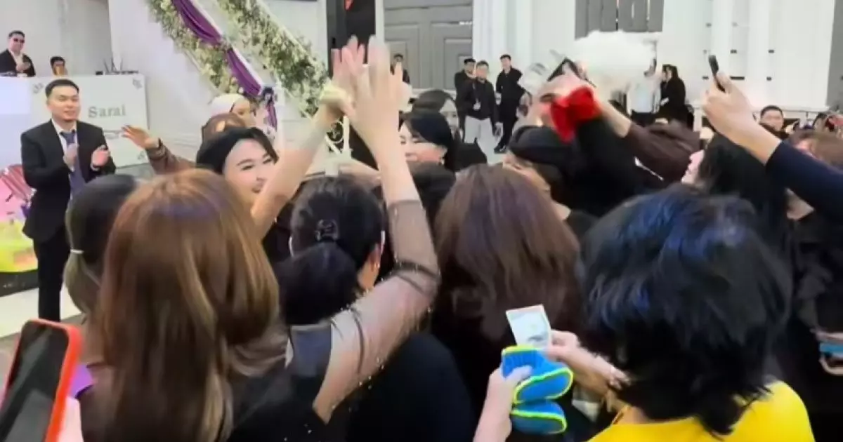  Тілашарда долларлап шашу шашқан блогер елді таңғалдырды (ВИДЕО) 